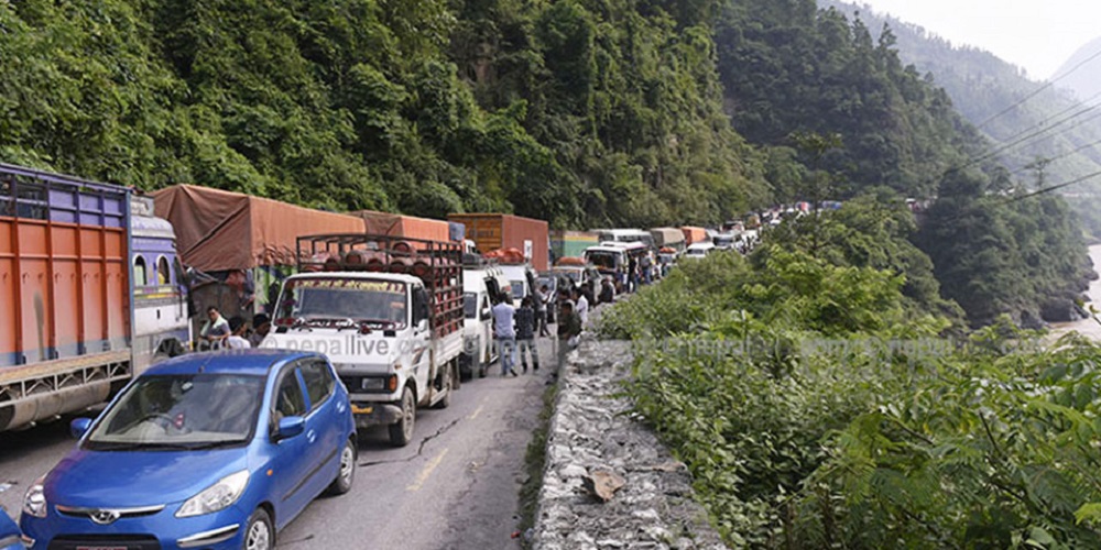 पहिरोका कारण अवरुद्व नारायणगढ मुग्लिन सडकखण्ड सञ्चालनमा